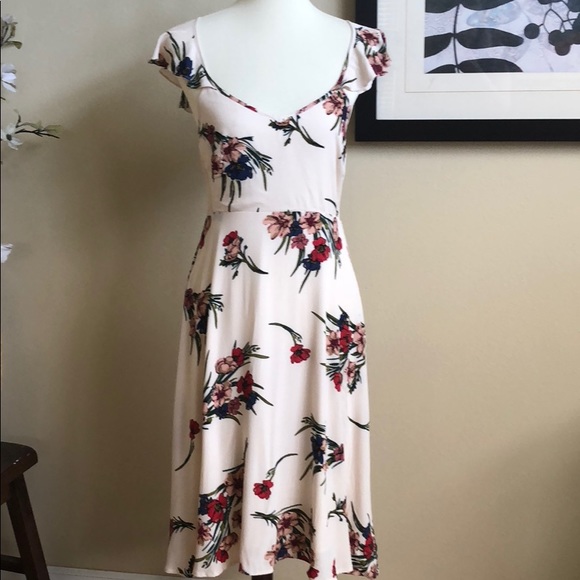 Lulu's Dresses & Skirts - Lulus cute floral dress Lulu's Dresses & Skirts - Lulus cute floral dress